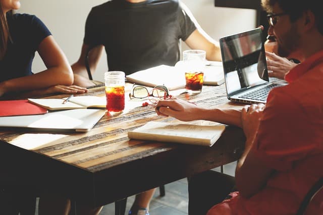 Using Artificial Intelligence in Business: The Benefits of Implementing AI Using Artificial Intelligence in Business: The Benefits of Implementing AI